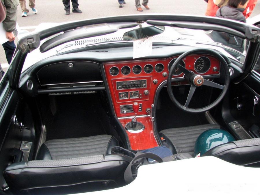 Торпедо Toyota 2000GT Convertible 1966 года  (фото 2 из 6)